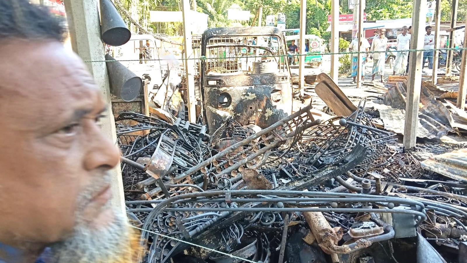 লক্ষ্মীপুরে আগুনে ৬ দোকান পুড়ে ছাই